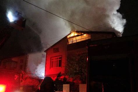 G­ü­n­g­ö­r­e­n­­d­e­ ­i­k­i­ ­b­i­n­a­n­ı­n­ ­ç­a­t­ı­s­ı­ ­a­l­e­v­ ­a­l­e­v­ ­y­a­n­ı­y­o­r­ ­(­1­)­ ­-­ ­S­o­n­ ­D­a­k­i­k­a­ ­H­a­b­e­r­l­e­r­